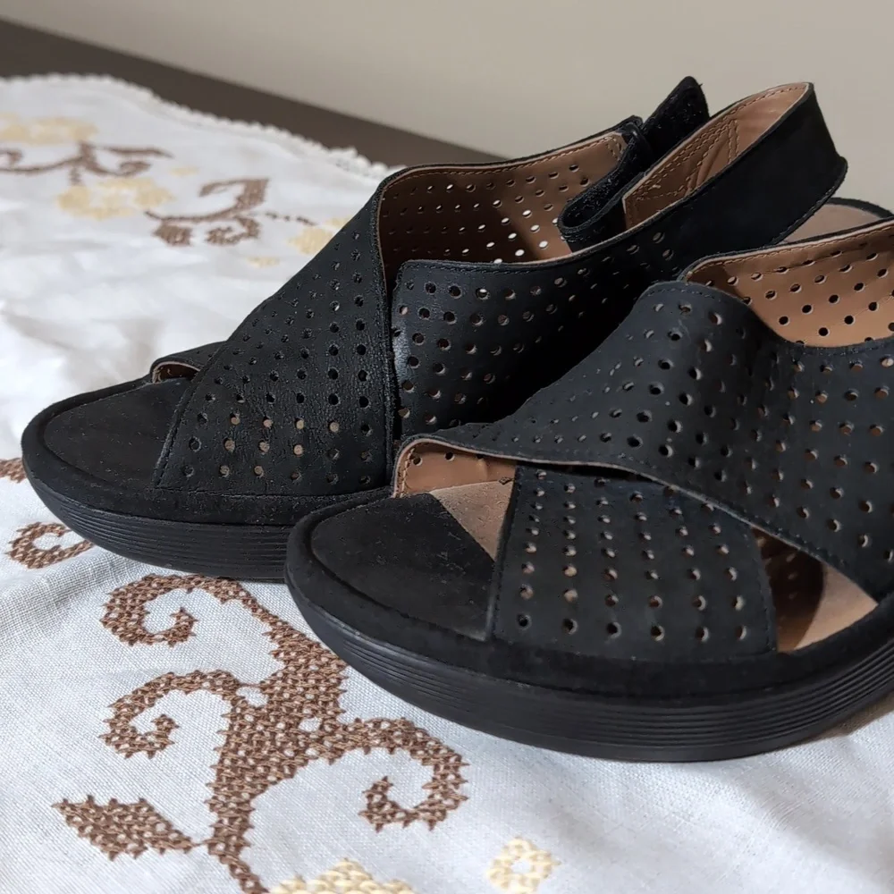 Sz 8 Clark's Black Wedge Sandals - Picture 2 of 8